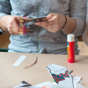 femme qui coupe avec des ciseaux dans un atelier de SoulCollage