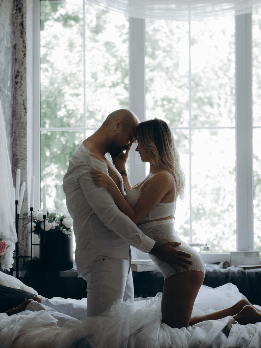 Couple à la sexualité épanouie après avoir consulté en sexologie